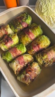 Die klassischen Wirsing Rouladen, wie ich sie von meiner Mama gelernt habe.
Wirsingblätter vorsichtig vom Kopf lösen
In kochendem Wasser 3-5 blanchieren.
Den dicken Strunk etwas platt rollen.

1 Zwiebel würfeln 
Etwas vom restlichen Wirsing kleinschneiden 
Beides in etwas Öl anbraten 

500-600 g Gemischtes Hack
1 Ei
2 EL selbstgemachte Semmelbrösel 
Salz, Pfeffer
2 TL Paprika edelsüß
Mischen dann die Zwiebel-Wirding-Mischung unterkneten 

1-2 Wirsingblätter nehmen 
Etwas Hack zu einem Zylinder formen 
Ans Ende legen
Etwas aufrollen, dann die Seiten einschlagen, bis zum Ende Rollen 
Baconstreifen drumherum wickeln 

Alle Rouladen kurz in einer Pfanne scharf anbraten 
In die rechteckige Ofenhexe (falls du Interesse daran hast, schreib mir einfach) setzen.
Mit 500 ml Brühe angießen 
Deckel drauf
Im vorgeheizten Backofen 230 Grad dann 45 min (kommt immer auf die Dicke der Roulade an) backen
Etwas Cremafine dazu gießen und mit etwas Stärke die Soße andicken.
Fertig.
Dazu gab es bei uns einfach nur Kartoffeln?

Lust auf den kompletten Arbeitsablauf? Dann mache ich dazu ein Reel.
Kommentiere gerne!

#wirsingrouladen #soulfood #kindheitserinnerungen #hackfleisch #wirsing #ofenrezeptefürdieganzefamilie