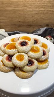 Marmeladenplätzchen aus Keksteig der nicht klebt! Der Post dazu ist angepinnt bei meinen Reels.
Die Tage stelle ich die Zutaten hier auch noch ein. Bis dahin musst du in den Keksteigpost an der Pinwand schauen 😉
Der Teig sollte Zimmertemperatur haben.
Kugeln formen, eine Mulde in die Mitte drücken, dann noch mal für 1 Stunde in den Kühlschrank.
Backofen auf 180 Grad Ober-Unterhitze vorheizen.
Die Mulden mit Marmelade ohne große Stücke füllen 
Im Backofen ca. 15 min, bis sie anfangen langsam braun zu werden.
Ich backe auf der Stoneware ohne Backpapier!
Spülen ohne Spülmittel! Sehr umweltfreundlich und Kuchen und Gebäck wird Mega darauf.
Aber nicht nur das.
Schau gerne in meine Rezepte hier.
Die Stoneware bekommst du bei mir (in meinem Onlineshop).
Interessiert? Schreibe mir gerne eine DM.

#jamcookies #marmeladenkekse #plätzchen #kekse #backenistliebe❤️