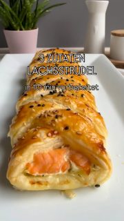 Diesen Lachsstrudel hast Du ratzifatzi vorbereitet.
Blätterteig, geräucherter Lachs, Kräuterfrischkäse
etwas Ei zum bepinseln und gelben&schwsrzen Sesam zum Bestreuen (Ei & Sesam optional für die Optik!)
Bei 200 Grad ca. 25 min.
Richtig lecker!
Schicke diese Idee unbedingt an einen Lachsfan! Super auch fürs Buffet.

#einfacherezepte #easyrecipes #soulfood #lachsstrudel #lachs #salmon #foodies