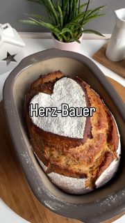 Kleiner ❤️ Herz-Bauer 👨‍🌾
🌾Dieses Urtyp-Brot ist klein & kräftig im Geschmack 🤤 und ideal ✨, wenn man nicht so große Brote möchte.

Du benötigst folgende Zutaten:
250 ml Wasser
5 g frische Hefe
10 g Waldhonig
50 g Lichtkorn-Roggenvollkornmehl
300 g Ur-Dinkelmehl 630
80 g Roggenmehl 1150
10 g Salz
10 g dkl. Backmalz enzyminaktiv
1 EL Balsamicoessig dunkel

Zubereitung im 🤎Thermomix oder 👉 alternativ:
🤎Lauwarmes Wasser aus dem Hahn, Hefe und Honig in den Thermoxi geben und 3 Min. / 37 °C / Stufe 2 verrühren
👉 alternativ in eine Rührschüssel geben und mit dem Knethaken oder Schneebesen 2–3 Minuten verrühren, bis sich die Hefe vollständig gelöst hat.

🤎Restliche Zutaten zugeben und im Thermomix Knetstufe ca. 3 min knete
👉 alternativ mit Knethaken ca. 3 Minuten zu einem glatten Teig verkneten.

→ Teig in einer Glas- oder Edelstahlschüssel umfüllen (große Nixe oder kleine Edelstahlschüssel) abgedeckt ca. 2 Stunden bei Raumtemperatur gehen lassen.
→ Danach auf einer leicht bemehlten Arbeitsfläche (ich nehme hier die Teigunterlage zur Hilfe) falten und rundwirken.
→ In den gefetteten, leicht bemehlten (ich nehme dafür immer Raismehl – hat kein Gluten und klebt somit nicht) Zaubermeister legen, mit (Reis)Mehl bestäuben und einritzen (ich habe mal ein Herz gemacht – sei einfach kreativ).
→ Den Zaubermeister in den kalten Ofen auf ein Gitter unterste Schiene stellen.
→ Bei 230 °C Ober-/Unterhitze ca. 55 Minuten backen  davon die letzten 5 min ohne Deckel, das gibt dann eine schöne, dunkle, kräftigere Kruste.
Viel Spaß beim Ausprobieren und Nachbacken 😉
Gleich abspeichern und liken ❤️.
👉 Neugierig geworden auf den Zaubermeister /Teigunterlage/Große Nixe oder Streufix ? dann schreibe mir gerne eine DM für mehr Infos.
👉 Möchtest du gleich losshoppen? Du findest den Link zu meinem Shop in meiner Bio – oder schreibe mir und ich schicke dir den Link persönlich.
👉 Hast du Fragen? Dann melde dich sehr gerne bei mir. 💌
 
#Familienbrot #Brotliebe #Knusperkruste #Zaubermeister #Backinspo #FrischGebacken #stoneware #familienrezepte #backenistliebe #Brotback #selbstgebacken #pamperedchef #einfacherezepte #foodblogger #backenistliebe #geldsparen #haushaltskasse