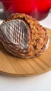 Ich liebe es, meine Brote mit schönen Mustern zu versehen.
Hier eine kleine Inspiration.

Das Brot selbst habe ich mit folgenden Zutaten gemacht:
200 g Dinkelmehl Typ 1050
315 g Dinkelvollkornmehl 
320 g kaltes Wasser 
100 g aktiver Sauerteig 
10 g inaktives dkl. Backmalz
10 g Salz
10 g Extrawasser (Bassinage)

Der Herstellungs- und Backprozess wie immer (gebacken im Gusseisernen Bräter).
Schau gerne hier in meinen Posts bei meinen Sauerteigbroten oder auf meiner Homepage (Link in der Bio Sandras-Kochblog.de).
Oder Kommentiere hier mit „Anleitung“, dann schicke ich dir was passendes (kommt aber nicht in 1 Sekunde! Ich muss es schon lesen - gilt auch nur für Instagram)

#sauerteigbrot #sourdougbread #sauerteig #sourdough #sourdough_mania