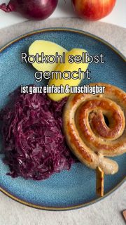 Rotkohl selber mach ist ganz einfach und er schmeckt einfach um Längen besser, als gekaufter.
Ich mache meinen Rotkohl immer einen Tag vorher fertig, dann kann er so richtig schön durchziehen.
Bei uns gab es Kartoffeln und Bratwurstschnecken dazu.
Ich liebe es die Kartoffeln zu zerdrücken, einen Stich gesalzene Butter dran zu machen und dann den Rotkohl mit den Kartoffeln so richtig schön zu vermengen!
So mache ich es seit meiner Kindheit und meine Kinder und auch Ehemann, haben das inzwischen genau so übernommen 😂.
Aber nun zu den Zutaten (ohne Wacholderbeeren! Die hat meine Mama immer rein gemacht und es gibt nix fieseres, als auf eine Wacholderbeere zu beißen 😜 und sie hat sich nie gemerkt, wie viele sie reingeworfen hat 🙈)
 
1 kg Rotkohl fein gehobelt
1-2 rote Zwiebeln fein gewürfelt
2 kleine Äpfel sehr klein geschnitten oder geraspelt
2 EL Butterschmal oder ich habe Rama aus der Flasche genommen
300 ml Apfelsaft
40 ml Balsamicoessig dunkel oder Apfelessig
20 g Zucker (2 flache EL)
7 g Salz (1,5 TL)
2-3 Lorbeerblätter
1 Prise Pfeffer
1 Hauch Zimt & Nelke (aber das ist geschmackssache!)
 
Zwiebeln & Äpfel im Fett kurz in einem Topf anschmoren
Rotkohl dazu
Restliche Zutaten alle dazu & einmal gut durchrühren
Das Ganze mind. 1 Stunde auf kleiner Stufe köcheln lassen
Der Rotkohl sollte am Ende eine richtig schöne, dunkle lila Farbe angenommen haben
Wie schon oben gesagt, finde ich, dass er am nächsten Tag noch einmal aufgekocht erst richtig schmeckt
Natürlich sind die Geschmäcker verschieden und es ist dir überlassen mit den Zucker- und Essig-Angaben zu variieren – treu dem Motto: lieber immer erst etwas weniger, Nachwürzen kann man immer noch – Rausnehmen ist eher schwieriger!

#rotkohl #selbstgekocht #einfacherezepte #blaukraut #easyrecipes