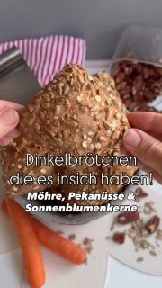 Dinkelbrötchen mit Pekanüssen, Möhre & Sonnenblumenkerne
Der Kracher auf dem Frühstückstisch (oder am Abend oder einfach so – die kommen immer gut!)
Der Teig braucht nur ganz wenig Hefe, denn er geht über Nacht (in einer rechteckigen Form mit Deckel). So kann er sein volles Aroma entwickeln.
Am nächsten Morgen heizt du deinen Ofen auf 230 Grad mit einem Pizzastein für 20 min vor.
In der Zeit formst bzw. stichst du dein Brötchen. Dazu bestreust du deine Arbeitsfläche mit Körnern (ich habe Sonneblumenkerne & Haferflocken genommen) und gibst den Teig auf die Saaten. Ziege den Teig noch etwas in eine rechteckig Form und klappe ihn von der langen Seite über. So hast du Körner oben & unten am Brötchen. Steche mit einer Teigkarte 8 Brötchen ab.
Den heißen Stein bemehlst du etwas, gibst die Brötchen darauf & ab in den Ofen.
Noch Dampf erzeugen und in 20-25 min sind deine Brötchen fertig (10 min vor Ende lässt du den Dampf ab).
Lass sie kurz auf einem Gitter auskühlen
 
Am Abend vorher habe ich folgende Zutaten zu einem Teig verknetet:
🥄225 g Ur-Dinkelmehl Typ 630
🥄125 g Ur-Dinkevollkornmehl
🥄250 g Wasser
🥄10 g Ahornsirup (od. Honig)
🥄10 g Öl
🥄5 g Hefe
➡️nach ca. 10 min auf Stufe 2 (Pro Baker von Wilfa) (Teig ist gut zusammengekommen) gibst du noch
🥄50 g gehackte Pekanüsse
🥄50 g Sonneblumenkerne
🥄60 g fein geraspelte Möhre
➡️dazu, knetest solange, bis sich der Teig aus dem Topf löst.
➡️öle eine rechteckige Form etwas ein und gib den Teig hinein. Verschließe es mit einem Deckel, damit die Oberfläche nicht austrocknet.
➡️Meine Box stand im Keller bei ca. 13 Grad.
Von 23 - 8 Uhr – also 9 Stunden.

☝🏼Im Kühlschrank braucht es etwas länger. Da würde ich den Teig schon mindestens gegen 18 Uhr vorbereiten.
☝🏼Wenn du es bei Raumtemperatur über Nacht gehen lässt, dann reichen auch 2-3 g Hefe.
☝🏼Wenn du eine kürzere Gehzeit möchtest, nimm mehr Hefe & lass es an einem warmen Ort gehen.
Nun wünsche ich dir viel Spaß 🤩 beim Ausprobieren!
Abspeichern nicht vergessen und über ein ❤️ würde ich mich auch sehr freuen.
Falls du einen passenden Pizzastein suchst, dann hätte ich da diverse Vorschläge. Melde dich gerne bei mir 📨

#brötchen #easyrecipes #einfacherezepte