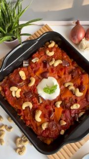 Butternut-Curry mit Kichererbsen, roten Linsen, Datteln & Cashewkernen
Ich bin ein großer Curry-Fan – am besten kombiniert herzhaft / süß
Darum gab es über das fertige Curry noch Datteln, die bilden eine tollen Gegenpart zur leichten Curryschärfe.
Für etwas  Biss die Cashewkerne.
Die Mengenangabe ist für 2 Portionen (bin das Wochenende alleine):
 
🥄Ca. 350 g Butternutt in Scheiben
🥄1 kl. Dose Kichererbsen abgetropf
🥄100 g rote Linsen
🥄1 Charlotte in feine Halbmonde
 
Sauce (alles kurz vermixen):
🥄200 ml Kokosmilch (aus der Dose) light
🥄1 kl. Pk. Stückige Tomaten
🥄250 ml Gemüsebrühe (ca. 1 TL gekörnte Brühe)
🥄30 g gelbe Currypaste
 
🥄6 Datteln
🥄1 handvoll Cashewkerne
🥄1 Klecks Créme Fraîche légère
 
Ich habe das Ganze in der viereckigen Brillianceform
🔥bei 200 Grad (ohne Vorheizen) O/U-Hitze
🕗für ca. 50 min im Backofen gegart.
 
➡️Zuerst die Kichererbsen in die Form geben
➡️Dann die roten Linsen darüber
➡️Die Hälfte der Sauce darüber geben
➡️Die Charlotten darauf verteilen
➡️Den Kürbis darauf geben
➡️Mit restlicher Sauce bedecken
➡️Und ab in den Ofen (ich bin dann mit dem Hund gegangen und als ich wieder zu Hause war, war mein Essen fertig)
➡️Mit Cashews, Datteln & Créme Fraîche garnieren 🙂
Es war soooo lecker, ich musste mich echt zurückhalten, dass ich nicht noch weiter futtere, sondern mir die 2. Hälfte für morgen lasse.
Speichern & Ausprobieren!
 
Falls du diese super Backform möchtest – oder auch nur Infos dazu, dann schreib mir gerne! 📨

#einfacherezepte #easyrecipes #curry #butternut #auflauf