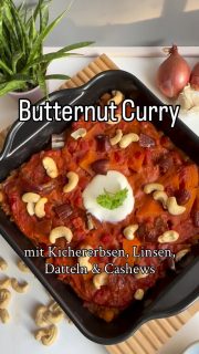 Butternut-Curry mit Kichererbsen, roten Linsen, Datteln & Cashewkernen
Ich bin ein großer Curry-Fan – am besten kombiniert herzhaft / süß
Darum gab es über das fertige Curry noch Datteln, die bilden eine tollen Gegenpart zur leichten Curryschärfe.
Für etwas  Biss die Cashewkerne.
Die Mengenangabe ist für 2 Portionen (bin das Wochenende alleine):
 
🥄Ca. 350 g Butternutt in Scheiben
🥄1 kl. Dose Kichererbsen abgetropf
🥄100 g rote Linsen
🥄1 Charlotte in feine Halbmonde
 
Sauce (alles kurz vermixen):
🥄200 ml Kokosmilch (aus der Dose) light
🥄1 kl. Pk. Stückige Tomaten
🥄250 ml Gemüsebrühe (ca. 1 TL gekörnte Brühe)
🥄30 g gelbe Currypaste
 
🥄6 Datteln
🥄1 handvoll Cashewkerne
🥄1 Klecks Créme Fraîche légère
 
Ich habe das Ganze in der viereckigen Brillianceform
🔥bei 200 Grad (ohne Vorheizen) O/U-Hitze
🕗für ca. 50 min im Backofen gegart.
 
➡️Zuerst die Kichererbsen in die Form geben
➡️Dann die roten Linsen darüber
➡️Die Hälfte der Sauce darüber geben
➡️Die Charlotten darauf verteilen
➡️Den Kürbis darauf geben
➡️Mit restlicher Sauce bedecken
➡️Und ab in den Ofen (ich bin dann mit dem Hund gegangen und als ich wieder zu Hause war, war mein Essen fertig)
➡️Mit Cashews, Datteln & Créme Fraîche garnieren 🙂
Es war soooo lecker, ich musste mich echt zurückhalten, dass ich nicht noch weiter futtere, sondern mir die 2. Hälfte für morgen lasse.
Speichern & Ausprobieren!
 
Falls du diese super Backform möchtest – oder auch nur Infos dazu, dann schreib mir gerne! 📨

#einfacherezepte #easyrecipes #curry #butternut #auflauf