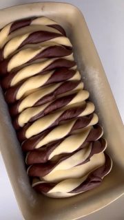 Für diesen Hingucker-Stuten brauchst du:
🥄150 g Milch
🥄65 g Zucker
🥄8 g Hefe (wenn du Zeit hast, sonst mehr)
🥄360 g Mehl Typ 550
🥄80 g sehr, sehr weiche Butter 
🥄1 Ei
➡️alles zu einem geschmeidigen Teig verkneten-dauert schon ein paar Minuten 
➡️Teig halbieren 
➡️in einen Teil noch folgendes einkneten 
🥄25 g Backkakao 
🥄4 EL Wasser 
➡️in 2 Schüsseln mit Deckel legen und an einem warmen Ort ein paar Stunden (4-6) gehen lassen, bis sich das Volumen verdoppelt hat 
➡️auf eine Teigunterlage je rechteckig ausrollen (Breite der Kastenform nehmen - meine ist 23 × 13 cm)
➡️dann wie im Reel gezeigt verfahren 
➡️Ofen auf 180 Grad O/U-Hitze vorheizen 
➡️Zauberkasten PLUS einfetten und mit Reismehl bemehlten, Zebra Rolle hineingeben 
➡️Unterste Schiene, auf einem Gitter ca. 45 min backen (ggf. Nach 30 min abdecken mit Backpapier)
➡️dann sofort aus der Form nehmen und auf einem Gitter auskühlen lassen 

Der Kakao kommt geschmacklich nicht so deutlich heraus, wer da Sorge hat.
Wer auch so eine tolle Stoneware Kastenform oder Infos dazu möchte, der schreibt mir einfach 📨

Viel Spaß beim Ausprobieren!

#stuten #hingucker #hefeteig #soulfood #backenmitliebe