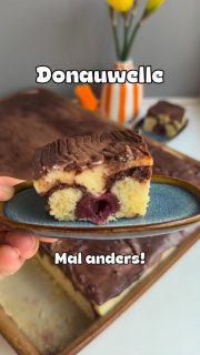 Donauwelle – ein beliebter Klassiker, doch nicht jeder steht auf Obst im Kuchen. Um alle Geschmäcker zu treffen, habe ich eine Hälfte mit Schokobons gemacht. Jan hat den Kuchen nämlich mit ins Büro genommen. Er ist super angekommen und die „Obst-gehört-nicht-in-den-Kuchen“-Fraktion hat sich gefreut. Ich habe auf meinem großen Ofenzauberer PLUS „James“ gebacken. Das spart Backpapier, man kann super auf dem Stein schneiden und schnell gereinigt mit heißem Wasser ist er auch. Du kannst den Kuchen auch auf einem Blech backen, dann musst du aber einen Backrahmen verwenden ca. 40x30, sonst reicht die Menge nicht.
Fall du auch einen James möchtest oder mehr Infos dazu brauchst, schreibe mir gerne.
 
Teig:
🥄250 g weiche Butter
🥄200 g Zucker
🥄5 Eier (M)
🥄1 TL Vanillezucker od. etwas Extrakt
🥄300 g Mehl
🥄1 Pk. Backpulver
🥄50 ml Milch
 
Für die Schokohälfte noch extra:
🥄50 ml Milch
🥄15 g Backkakao
 
🥄Schokobons & Sauerkirschen abgetropft
 
Creme
🥄800 ml Milch
🥄60 g Zucker
🥄2 Pk. Vanillepuddingpulver
🥄180 g weiche Butter
 
Ganasche
🥄200 g Zartbitterschokolade
🥄120 g Sahne

Zubereitung Teig
➡️Butter & Zucker hell cremig schlagen
➡️die Eier nach und nach dazu geben (dazwischen je 1 Minute rühren)
➡️restliche Zutaten unterrühren
➡️Teig halbieren
➡️James etwas fetten und bemehlen
➡️Helle Teighälfte darauf verteilen
➡️in die 2. Hälfte Milch & Kakao rühren
➡️in kl. Portionen auf den hellen Teig setzen und vorsichtig verstreichen
➡️mit Schokobons und Kirschen belegen
🔥 Backofen auf 180 Grad O/U-Hitze vorheizen
⏰ Auf einem Gitter – unterste Schiene – gute 30 min backen.

Creme:
➡️aus Milch, Puddingpulver & Zucker einen Pudding kochen
➡️in eine Schüssel füllen, mit Folie abdecken & auf Zimmertemperatur abkühlen lasse
➡️dann Butter hell cremig aufschlagen
➡️löffelweise den Pudding unterrühren
➡️auf dem ausgekühlten Kuchen verteilen & fest werden lassen
 
Ganasch
➡️ Schoki fein zerkleinern & zusammen mit der Sahne in einem Topf unter Rühren schmelzen (so bei 50-60 Grad)
➡️die Ganasch auf dem Pudding verstreichen & fest werden lassen
 
Viel Spaß beim Backen

#donauwelle #klassiker #backen #kuchenmachtglücklich #blechkuchen