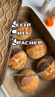 Kefir Chia Kracher
 
Zubereitet in der rechteckigen Ofenhexe mit dem Zauberstein als Deckel
Am Abend vorher den Hefeteig mit nur 1 g Hefe angesetzt.
In der Stoneware (dein eigener „kleiner Steinofen“) werden Brötchen einfach unschlagbar gut 🤩
Diese Brötchen sind so kinderleicht gemacht, super knackig und einfach sehr lecker, darum solltest du dieses Rezept unbedingt speichern💾.
 
🛒 Zutaten für 6 Stück
🥄1 g frische Hefe
🥄5 g Honig
🥄125 g Kefir
🥄100 g Wasser
🥄220 g Dinkelmehl Type 630
🥄170 g Dinkelmehl Type 1050
🥄15 g Chiasamen
🥄8 g Salz
🥄8 g Backmalz optional
 
🥄Chiasamen zum Wälzen
🥄etwas Wasser
🥄Butterschmalz zum Einfetten
🥄Reismehl zum Bestäuben
 
🥣 Zubereitung am Abend vorher
➡️ Honig & Hefe verrühren bis sich die Hefe aufgelöst hat
➡️ alle Zutaten ca. 6-7 min zu einem glatten Teig kneten
➡️ in eine leicht geölte Schüssel mit Deckel geben und 1 Std. bei Raumtemperatur gehen lassen
➡️ dann für ca. 10-12 bei ca. 14° (Keller z.B.) gehen lassen
 
🥣 am nächsten Morgen
➡️ Teig in 6 gleichschwere Stücke teilen
➡️ jeden Teigling falten und länglich wirken
➡️ mit Wasser besprühen od. in etwas Wasser eintauchen & in Chiasamen wälzen & einschneiden
➡️ Ofenhexe leicht fetten & mit Reismehl einstäuben
➡️ Teiglinge hineingeben 
➡️ Ofenhexe abdecken mit Servierzauberer od. Zauberstein
➡️ auf ein Gitter, unterste Schiene in den kalten Backofen setzen
🔥 230 °C O/U-Hitze einstellen
⏰ca. 30-35 Minuten mit Deckel backen
➡️Deckel entfernen
⏰ weitere 5–10 Minuten ohne Deckel für die Bräune

Willst mehr Infos zur Ofenhexe und dem Zauberstein? Schreib mir einfach 📨
Du findest sie auch in meinem Online-Shop.  Link in der Bio !
 
🚨 Gehzeit anpassen - Faustregeln für frische Hefe-Menge pro 100 g Mehl
🏎 Schnell (1-2 Stunden): 1,5 g - 2 g Hefe
👉 Mittel (3-6 Stunden): ca. 0,5 g - 1 g frische Hefe.
🐌 Langsam (Über-Nacht-Gare/Kühlschrank): 0,1 g - 0,2 g frische