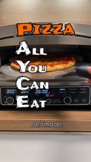 Letzten Sonntag haben wir all you can eat Pizza gemacht.
Dabei habe ich meinen neuen Pizzaofen von @wilfa_de eingeweiht. Damit ist Pizza-Backen ein Kinderspiel. In nur 6 min eine perfekte, crosse Pizza! Ober- & Unterhitze lassen sich getrennt einstellen und der Pizzastein dreht sich.
Den Teig habe ich selber gemacht. Den Belag durfte sich jeder selber aussuchen. Dann ganz einfach die belegte Pizza mit dem Schieber auf den Pizzastein gesetzt und kurz warten. So großartige Pizza!!! Am Ende habe ich noch Pizzabrötchen gemacht. Dachte dafür brauche ich den Timer am Pizzaofen nicht und hab schon mal aufgeräumt. Dann waren sie doch etwas zu lang drin – hätte ich mal den Timer gestellt.
Sonst haben wir das auf dem Grill gemacht. Der musste erst mit Kohlen vorgeheizt werden und oft war die Pizza von unten dann doch zu dunkel. Das passiert in dem Pizzaofen nicht und es ist einfach so unkompliziert!

Für 5-6 Pizzen:

600 g Mehl
300 g Wasser
15 g frische Hefe
1,5 TL Salz
1 TL Zucker
30 g Öl

Zu einem Teig kneten
2-4 Stunden gehen lassen (willst du es schneller, nimm mehr Hefe)
Zu passenden Kugeln formen.
Die Kugeln abgedeckt (oder einer großen Wanne mit Deckel) noch mal 30 min gehen lassen.
Teig auf einer bemehlten Arbeitsfläche ausrollen
Belegen und ab in den Pizzaofen damit. Bei dünnem Teig werden 6 min bei 300 Grad O/U-Hitze empfohlen (Handbuch ist dabei)
Geht bestimmt auch im Backofen auf einem Pizzastein
Danach waren wir jedenfalls alle kugelrund und satt.
Viel Spaß beim Nachbacken.