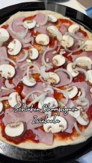 Werbung | Pizza Abend
Jeder wie er mag! Und viel günstiger, als aus der Pizzeria, aber mindestens genauso gut!! 

Für 5-6 Pizzen:

750 g Mehl
375 g Wasser
15 g frische Hefe
2 TL Salz
10 Zucker
40 g Öl

Zu einem Teig kneten
2-4 Stunden gehen lassen (willst du es schneller, nimm mehr Hefe)
Zu 190-250 g schweren passenden Kugeln formen (je nachdem ob du den Teig lieber dicker oder dünner magst)
Die Kugeln abgedeckt (oder einer großen Wanne mit Deckel) noch mal 30 min gehen lassen.
Teig auf einer bemehlten Arbeitsfläche ausrollen
Belegen und ab in den Pizzaofen (meiner ist von @wilfa_de ) damit. Bei dünnem Teig werden 6 min bei 300 Grad O/U-Hitze empfohlen (Handbuch ist dabei)
Geht bestimmt auch im Backofen auf einem Pizzastein, dann aber länger pro Pizza.

#pizza #pizzatime #allyoucaneat #wilfa #familienessen