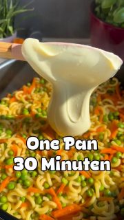 Wikinger - One Pan
 
Bereite zuerst die Hackbällchen vor, wenn du sie im Ofen machen möchtest. Wenn du sie in der Pfanne machst, können sie auch parallel brutzeln.
Die fertigen Hackbällchen gibst du nachher einfach auf deine zubereiteten Nudeln.
 
🛒Zutaten für 4 Personen
🥣Hackbällchen
🥄800 g Hackleisch
🥄1 Ei
🥄1 Zwiebel fein gewürfelt
🥄2-3 EL Semmelbrösel
🥄1 TL Salz
🥄1 Prise Pfeffer
🥄1 TL Hackgewürze nach Wahl
➡️alles vermischen und zu Bällchen formen
➡️in einer Pfanne braten oder auf dem Ofenzauberer PLUS bei 200° im Backofen für 20 min
 
🥣 Nudeln & Gemüse-Pfanne
🥄300 g Hörnchennudeln
🥄350 g Wasser
🥄300 g Cremafine
🥄300 g TK-Erbsen
🥄300 g Möhren gestiftet
🥄1 geh. TL Gemüse-Brühepulver
🥄1/2 TL Paprika Edelsüß
🥄1/2 TL Knoblauchpulver
🥄1 TL Zwiebel gefiergetrocket oder 1 frische Zwiebel in feine Würfel
🥄1/2 TL Pfeffer gemahlen
 
🥄300 g Schmelkäse Kräuter (Milkana z.B.)
 
➡️ alles bis auf den Schmelkäse in eine Pfanne geben
🔥 alles mit Deckel erst auf großer Stufe zum Kochen bringen
⏰ ca. 15 min köcheln lasse, ab und zu umrühren, bis die Nudeln gar sind
➡️ Schmelkäse unterrühren

Ich freue mich über ein ❤️. 
Speichern 💾 nicht vergessen!
Mehr leckere 🤤 Rezepte? Dann folge mir gerne 😉 

#onepanmeal #einfacherezepte #easyrecipes #schnellerezepte #fastrecipes