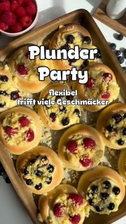 Quark-Vanille-Streusel-Plunder
Ein Hefeteig ist so unkompliziert gemacht, die Quark-Creme schnell zusammen gerührt und Streusel kneten ist sowieso ein Kinderspiel.
Das Obst kannst du variieren oder auch weglassen. Es ist also bestimmt für jeden was dabei.
Was wäre deine Wahl?
 
🛒 Zutaten für 12 Stück
🥣 Vanille-Quark-Creme
🥄 200 g Magerquark
🥄 75 g Mascarpone (light) (od. Schmand)
🥄 20 g Vanillepuddingpulver
🥄 40 g Zucker
➡️ zu einer Creme verrühren
 
🥣 Streusel
🥄 30 g kalte Butter
🥄 60 g Mehl
🥄 30 g Zucker
➡️ zu Streusel verkneten
 
🥣 Himbeeren, Blaubeeren, Äpfel,...
 
🥣 Hefeteig
🥄 400 g Mehl
🥄 200 g Milch
🥄 10 g Hefe
🥄 40 g Zucker
🥄 1 Ei
🥄 35 g Öl mit Buttergeschmack oder 40 g sehr weiche Butter
🥄 3 g Salz
➡️ Alle Zutaten bis auf das Öl und Salz ca. 4 min auf Stufe 4 (Wilfa Pro Baker) kneten
➡️ Dann unter Kneten langsam das Öl einfließen lassen und das Salz dazu geben
➡️ Zu einem geschmeidigen Teig auskneten (war bei mir nach ca. 15 min fertig)
➡️ In eine leicht geölte Schüssel füllen und ca. 2-3 Stunden gehen lassen (Teig vergrößert sich deutlich)
➡️ Teig in 12 Stücke aufteilen und jeweils zu einer Kugel rundwirken
➡️ auf den bemehlten großen Ofenzauberer/Zauberstein oder ein Backblech mit Backpapier setzen
➡️ mit einem Glas jeweis in die Mitte eine Mulde drücken
➡️ in die Mulde Creme geben, Obst drauf setzen und Streusel drüber geben
➡️ Rand mit etwas Milch bestreichen - optional - ich habe es 10 min vor Backende erst gemacht
🔥 Backofen vorheizen auf 180° O/U-Hitze
⏰ Für 30 min auf einem Gitter unterste Schiene - bei einem Backblech mittlere Schiene wählen
 
Falls du an dem großen Ofenzauberer oder Zauberstein interessiert bist, schreibe mir gerne! 📨

#hefe #hefeteig #plunder #streusel #streuselplätzchen