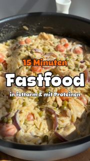 Noch eine schnelle Rezeptidee, fettarm, proteinreich, lecker und total unkompliziert.
Nur die rote Zwiebel muss in Halbmonde geschnitten werden. Das Gemüse (Erbsen & Möhren) habe ich aus dem Glas genommen. Da bist du natürlich frei in der Art und Weise! Es geht auch TK oder frisch oder dann anderes Gemüse! Nimm St. Du kein Gemüse aus dem Glas dauert der Garprozess länger und du musst noch etwas Gemüsebrühe zur Soße geben (150-200 ml ca.). Bitte keine Verurteilungen, weil ich ein Glas genommen habe!
Die 400 g Hähnchen habe ich schon als Geschnetzeltes gekauft und mit der roten Zwiebeln zusammen in etwas Öl angebraten. Dann das Glas Erbsen & Möhren mit Sud dazu. Für die Soße 1 Becher Bressot Light und 1 Flasche Cremafine zum Kochen 7%. 
Salz, Pfeffer, und alles was dir schmeckt.
200 g Kritharaki nach Anleitung bis zur gewünschten Konsistenz kochen und dazu geben.

Folge mir gerne für weitere fettarme Rezeptideen, leckere Kuchen und Sauerteigbrot!

Wäre diese Pfanne was für dich?

#einfacherezepte #easyrecipe #15minutenrezepte #fettarm #proteinreich