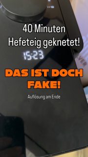 Das ist mir auch noch nie passiert!
Und ich könnte es nur schwer glauben, wenn es mir heute nicht selbst passiert wäre!
Der Teig
500 g Mehl 560
300 g Ayran
50 g Öl
12 g Salz
1 TL Zucker 
21 g frische Hefe

Nach 5 min ein fester Teigklumpen, der definitiv noch geschmeidiger werden musste.
Nach 8 min auf einmal komplett auseinander gefallen.
Da dachte ich schon, ich hätte überknetet. Aber normalerweise knete ich so eine Art Teig immer mindestens 10 min auf Stufe 4 mit dem Pro Baker von Wilfa.
Da es dann eh egal war, so oder so kaputt, dachte ich, ich lasse es einfach drauf ankommen! Also weiter geknetet.
Nach über 30 min entwickelte ich eine Hoffnung, dass es doch noch klappt.
Nach 40 min löste sich der Teig dann komplett aus der Schüssel. Glücklicherweise!
Was ich daraus mache, kommt in einem weiteren Reel!

Ist dir so etwas auch schon mal passiert? Was war dein längstes Kneten? Oder hast du sogar überknetet?

#hefe #hefeteig #hefeteigliebe #werhättedasgedacht