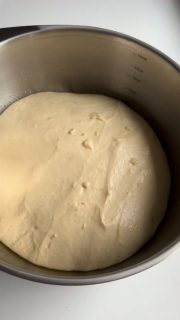 Anzeige | Pide - türkische Hackfleisch Schiffchen mal ganz anders! Ich hatte keine Lust mehr am Herd zu stehen und Hack zu braten und Spitzpaprika & Co. Zu schnippeln.
Darum habe ich zum Sweet Chilli mit veganem Hack von @loewenanteil gegriffen.
Da kann man nix verkehrt machen. Alles aus biologischem Anbau, keine Geschmacksverstärker oder künstliche Zusatzstoffe. Einfach nur lecker & proteinreich.

Der Teig
500 g Mehl
300 g Ayran
50 g Öl
12 g Salz
1 TL Zucker
1/2 Würfel frische Hefe 
Alles zu einem sehr geschmeidigen Teig verkneten (dauert ggf. etwas länger 😂 ich hab 40 min geknetet 🙈)
1 Stunde gehen lassen 
In 6 Stücke teilen 
Oval ausrollen 
Mit Sweet Chilli bestreichen 
Am Rand Streukäse verteilen 
Rand umklappen und die Enden verzwirbeln.
Ofen auf 200 Grad O/U-Hitze vorheizen 
Ca. 30 Minuten goldbraun backen 

Die Füllung kannst du natürlich auch klassisch aus Rinderhack, Spitzpaprika, Knoblauch, Gewürzen wie Thymian und Kreuzkümmel plus Salz & Pfeffer selber zubereiten.

Mit was würdest du sie belegen?

Viel Spaß beim Nachmachen.

#pide #löwenanteil #vegetarisch #einfacherezepte #soulfood