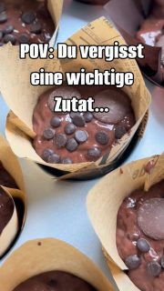 Die Muffins sind im Ofen und ich räume schon mal auf und was lacht mich da auf der Anrichte an? Das Öl 😜!Ups! 😬 
Aber… die Schokomuffins sind trotzdem soooooo genial geworden, dass ich ab jetzt das Öl immer weglasse! 😁
 
🥣Milch vorbereiten
🥄150 g Milch
🥄1 EL Zitronensaft
➡️Verrühren und 10 min warten, bis die Milch geronnen ist. 
💡Warum macht man das?💡
Das macht den Teig schön fluffig und gibt noch etwas Triebkraft, denn die Säure zersetzt das Milcheiweiß und bildet eine Art selbstgemachte Buttermilch. Die reagiert mit Backtriebmitteln (wie Natron) und macht den Teig besonders fluffig. Die Dickmilchstruktur bindet Feuchtigkeit, was die Muffins (oder Kuchen) länger frisch hält (nicht das das nötig wäre, so schnell, wie die hier weg waren).
 
🥣Die trockenen Zutaten
🥄25 g Backkakao
🥄220 g Mehl (Weizen 550 od. Dinkel 630)
🥄1,5 TL Backpulver
🥄1 TL Natron
🥄180 g Schokodrops
➡️Alles miteinander verrühren
 
🥣Weitere Zutaten
🥄3 reife Bananen
🥄120 g brauner Zucker
🥄80 g Öl mit Buttergeschmack (optional, es geht auch ohne, wie ich unfreiwillig festgestellt habe)
➡️Bananen zerdrücken
➡️Zucker unterrühren
➡️Dann die geronnene Milch unterrühren
➡️Alles zu den trockene Zutaten geben und mit einem Schneebesen verrühren, bis keine Mehlnester mehr zu sehen sind
🔥Backofen auf 175 Grad O/U-Hitze vorheizen
➡️Muffinform mit Papierförmchen bestücken (meine sind von Amazon)
➡️Ich habe sie mit einem großen Eisportionierer befüllt.
➡️Ein paar Schokodrops und Schoko Nips als Deko drauf geben
⏰Ab in den Ofen für 30-40 min (Richtwert – schaut einfach, ob sie durch sind – Stäbchenprobe).
➡️Muffins auf ein Gitter umbetten und auskühlen lassen
 
Was ist bei euch schon mal (positiv) schief gelaufen beim Kochen/Backen?

#muffins #schokoladenmuffins #soulfood #backen #backenistliebe