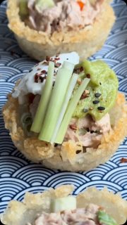 Tuna Rice Cups
Geniale Reis-Reste-Verwertung 
(Oder auch extra gekocht aus ca. 180 g Basmatireis)

Kalten gekochten Reis mit 2-3 EL Öl vermengen 
In eine eingeölte Antihaft Muffinform drücken 
Im vorgeheizten Backofen 200 Grad O/U-Hitze ca. 45 min Crunchy backen (Richtwert! Wenn sie anfangen braun zu werden, sind sie gut 👍🏼)

Ich hab Basmatireis nach Anleitung gekocht.
(Maximal 1/2 Tasse Reis plus 1 Tasse Wasser und 1/2 TL Salz in der Mikrowelle)

🥣Für die Füllung:
🥄1 Dose Thunfisch im eigenen Saft abgegossen 
🥄35 g Mayo
🥄35 g Sweet Chili Soße 
🥄1 TL Sojasoße 
🥄3 Stangen Frühlingszwiebeln in Ringe

🥄1/2 Avocado zerdrücken mit einem Spritzer 
🥄Zitronensaft 
🥄Gewürz: Avocado Topping 
🥄Frischkäse (Buco Balance)

Eine richtig geile Geschmackskombi 😃
Unbedingt ausprobieren!
Speichern & ❤️ nicht vergessen!
Lust auf mehr Food Inspo? Einfach folgen!
Hier gibt’s Klassiker und neue Kreationen. Alles dabei!

#ricecups #crispybites #fingerfood #foodie #foodlover