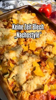 Liebe diese Art der Essenszubereitung.
Alles auf ein Blech – was bei mir aus 100% weißem Ton besteht (großer Ofenzauberer – gibt’s bei mir zu kaufen) und kein Backpapier braucht – nur etwas Fett in diesem Fall.
Alles drauf und ab in den Ofen
Hier habe ich
 
🥄1 rote Paprika in Stücke
🥄1 gelbe Paprika in Stücke
🥄1 Zucchini in Stücke
🥄Etwas Öl, Salz & Pfeffer
🥄9 kleine Kartoffeln in schmale Spalten gewürzt mit Pommessalz und etwas Öl
👉alles auf ein Blech
🥄1 Glas EDEKA Sunny Tomato Dip mild (oder andere Nacho-Sauce) mit
🥄1 Becher Kräuter Creme Fraîche légère
👉vermengen
👉auf der Gemüse verteilen
🥄800 g Hähncheninnenfilets gewürzt mit Hähnchengewürz und etwas Öl
👉oben drauf legen
🔥Ofen auf 200 Grad O/U-Hitze vorheizen
⏰Nach 30 min Reibekäse drüber streuen (optional)
⏰weiter 10-15 min garen (Kartoffeln sollten gar sein – mal anpieksen)
 
Mit grob zerbröselten Nachos bestreuen.
Viel Spaß beim Nachmachen.
Wenn du mehr über mein „Blech“ erfahren möchtest, dann schreib mir einfach oder schau in meinem Shop – Link in der BIO

#feierabendblech #onepan #ofenzauberer #einfacherezepte #foodlover
