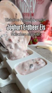 Naschen für die Muskeln - das ist doch ein guter Plan!
‼️Markennenung
Dieses leckere Erdbeer Joghurt Eis ist eine Proteinbombe!
Fettarmer Joghurt mit Whey Erdbeer Proteinpulver (@mybraineffect : SANDRA20)
dazu frische Erdbeeren und zuckerfreie Schokodrops in weiß & Zartbitter (@nosugarsugar.de :KOCHBLOG10)
Einfach einfrieren und dann bei dem heißen Wetter eiskalt genießen!
Ich habe für die 4 Eisformen 8 gehäufte EL Joghurt 0,1% Fett genommen und 1 ML (ca. 30 g) Proteinpulver, eine Handvoll frische Erdbeeren recht klein geschnitten und Schokodrops frei Schnauze 
Schmeckt auch so schon sehr lecker-ich stehe ja total auf diesen Erdbeer Geschmack 🤣
Probier es unbedingt mal aus!

#highprotein #proteineis #braineffect #nonosugar #nachenerlaubt