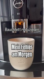 Bauchfett verlieren - Fehler am Morgen
Ich (55) hab meinem Fettpolster den Kampf angesagt mit Ernährung & gezieltem Sport ohne Geld zu investieren!
Ich brauch morgens einfach KAFFEE ☕️ ! 
Aber bitte mit Milch. 
Ich nehme immer einen TL Kaffeeweißer auf meinen Kaffeebecher (aus alten Bürozeiten ohne Kühlschrank entstanden - ich weiß: Chemie pur 🙈)
Das ist natürlich ein absolutes ❌NO GO 😫, wenn man sein Bauchfett loswerden möchte.
Kaffeeweißer ist eine kalorien- und fettreiche Kombi aus Zucker & gehärteten Fetten ist, die den Insulinspiegel ansteigen lässt und die Fettverbrennung blockiert.
Jetzt muss eine Alternative her!
Klar – ein Schuss Milch geht immer. Aber ich bin ja ne verrückte Nudel 😜
Versuch 1️⃣
Warum nicht mal 1 TL Whey Proteinpulver Vanille – schließlich trinkt man Kaffee ja auch mit Flavour, wie Zimt, Karamel …
Mein Fehler 🚫: das Pulver nicht mit Hilfe eines Aufschäumers reinrieseln zu lassen, sondern so hinein damit – klumpt natürlich (wusste ich eigentlich – hab es trotzdem gemacht).
➡️Geschmacklich nicht schlecht, aber keine Dauerlösung.
 
Versuch 2️⃣
1 TL Sahne Protein Pulver, dieses Mal mit Aufschäumer (klappt super!).
➡️Geschmacklich auch ok, aber nicht das, was ich will und zu viel Aufwand.
 
Also doch erst mal weiter einen Schuss Milch. 
Aber ich experimentiere weiter.💪🏼

ToDo: Mandelmilch o. Zuckerzusatz – mach ich demnächst selber mit meinem HUROM-Entsafter.
Soja ginge auch – bin ich aber kein Fan von.

Für Abwechslung am Nachmittag werde ich mal Zimt oder Kakaopulver (ungesüßt) mit hineingeben: Zimt hilft zusätzlich, den Blutzuckerspiegel stabil zu halten.
 
Wer es süß braucht (ich nicht):
Erythrit oder Stevia – kalorienfrei (z.B. von NoNoSugar - KOCHBLOG10)

Wem geht es auch so mit dem Bauchfett? Was tust du?
Folge mir gerne, wenn du wissen willst, was ich so versuche (alles kostenlos! Ich hab diese Geldmacherei mit den typischen Problemen der Frau echt satt).

#bauchfett #bauchfettweg #bauchfettloswerden #bauchfettreduzieren #bauchfettverlieren