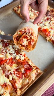 Rumfort-Yufka-Pizza
Kühlschrank aufgeräumt und daraus ist diese Pizza entstanden – Rumfort eben (alles was rumliegt & fort muss).
In dem türkischen Markt um die Ecke gibt es echt große Yufka-Blätter – waren leider schon in der Rolle gebrochen, aber egal
Ich habe in Summe
🥄4 Yufka-Blätter gebraucht.
🥣Das Milch-Öl-Gemisch bestand aus
🥄35 g Öl und
🥄90 g Milch
 
➡️Dazu habe ich den großen Ofenzauberer PLUS mit etwas Reismehl bestreut (Alternativ ein Backblech mit Backpapier)
➡️1. Lage Yufka-Blätter (2 Stk)
➡️Diese mit Milch-Öl- Gemisch ordentlich bestreichen
➡️Überlappung umklappen
🥄Reibekäse oben drauf bestreuen
➡️2. Lage Yufka-Blätter (2 Stk)
➡️Diese mit Milch-Öl- Gemisch ordentlich bestreichen
➡️Überlappung umklappen.
🥄Tomatensauce drauf geben
➡️Belag nach Lust und Laune
🥄 Ich: Paprika, Lauchzwiebel, gekochter Schinken, Feta, geriebener Gouda
🔥Backofen auf 220 Grad Ober-Unterhitze vorheizen
⏰Ca. 30 min backen
➡️Die Stoneware kommt auf ein Gitter – unterste Schiene
➡️Ein Backblech sollte in der mittleren Schiene eingeschoben werden

#yufka #filo #filopastry #pizza #einfacherezepte