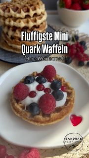Quark-Mini-Waffeln
Zum Frühstück oder Kaffee oder einfach so
Am besten mit frischem Obst und etwas cremig gerührtem Quark/Skyr/Joghurt
 
🥄250 g Magerquark
🥄2 Eier
🥄75 g Hafermehl
🥄3 g Chunky Flavour Butterkeks oder andere Süße
🥄1 TL Backpulver
 
➡️Alles verrühren
➡️10-15 min stehen lassen
➡️dann kleine Mini-Waffel portionsweise backen
➡️das Eisen bei jeder Waffel etwas fetten, da der Teig kein eigenes Fett enthält (backen sonst an)
 
Ergibt 6 Stück
Nährwerte für alle (ca.)
Kalorien: 510 kcal
Eiweiß: 48 g
Kohlenhydrate: 39 g
Fett: 14 g

#proteinwaffles #waffeln #glutenfrei #bauchfettweg #gesund