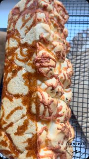 Dieses Käse-Kräuter-Zupfbrot ist perfekt zum Grillen oder ein einfach gemachtes Mitbringsel für jede Party. Es schmeckt lauwarm richtig mega, aber auch kalt super lecker.
Ich habe es gestern für unser Familiengrillen gemacht und es war der RENNER!
Es hat auch wirklich einen hohen Suchtfaktor.
Man kann die Kräuterbutter auch durch Knoblauchbutter oder jegliche andere Buttervariation ersetzen.
Du brauchst auf jeden Fall:

🥄500 g Mehl Typ 550
🥄150 g Wasser
🥄150 g Milch
🥄20 g frische Hefe
🥄1 Quetscher Honig (od. 1 TL Zucker)
🥄50 g sehr, sehr weiche Butter
🥄10 g Salz
🥄1/2 Pk. Kräuterbutter
🥄200 g geriebener Mozzarella

Lust auf das genaue Rezept mit Anleitung?
Kommentiere mit „Zupf“ und ich sende es dir persönlich zu. Stelle sicher, dass du mir folgst, damit es auch ankommt.

Du findest es auch auf meiner Homepage (Link in der Bio)

Die Antihaft Kastenform findest du in meinem Onlineshop (Link auch in der Bio)

Viel Spaß beim Nachmachen!

#einfacherezepte #grillen #zupfbrot