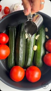 Pasta mit Zucchini-Tomatensoße dazu frischer Basilikum & Parmesan 

Für 3 Personen:
🥄300 g Nudeln - nach Anleitung gekocht 

Sauce:
🥄2 Zucchini 
🥄6 Tomaten 
🥄4-5 Knoblauchzehen 
🥄80 ml Wasser 
🥄etwas Öl für die Pfanne 

➡️die Tomaten am besten über Kreuz einschneiden, dann kann man im@gegarten Zustand die Haut super abziehen 
➡️alles auf mittlerer Stufe 20 min weich köcheln lassen 
➡️mit einem Kartoffelstampfer alles klein drücken 
🥄3/4 TL Salz
🥄1 TL Paprikapulver edelsüß 
🥄Pfeffer nach Geschmack 
🥄1/2 TL Oregano 
🥄1 TL Gemüsebrühe Pulver
🥄1 EL Tomatenmark 
🥄100 g geriebener Parmesan 
🥄frische Basilikum Blätter zerkleinert 

Optional:
🥄100 g Cremafine zum Kochen 7%

So schnell gemacht!
Kein langes am Herd stehen.
Die Sauce ist flexibel in den Zutaten.
Probier es aus.
Bin gespannt, wie es dir geschmeckt hat.

#onepan #pasta #einfacherezepte #schnellerezepte #foodie