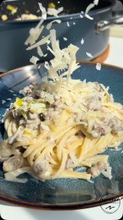 Suchtnudeln!
Linguini in Käse-Lauch-Hacksoße - unfassbar gut!
🛒für 3 Personen 
🥄2 Stangen Porree 
🥄etwas Öl zum Anbraten 
🥄400 g Rinderhack 
🥄Salz und Pfeffer 
🥄2 Packungen Kräuter Schmelzkäse 
🥄1 Flasche Cremafine zum Kochen 7%
—-
🥄300 g Nudeln nach Anleitung zubereiten 
🥄optional geriebener Parmesan (für uns Käse-Liebhaber ein MUSS!)

So einfach - so schnell zubereitet - so unfassbar gut!
Speichern! Nachmachen! Liken! Folgen! 😃

#einfacherezepte #käselauchhack #pasta #käseliebe #foodie