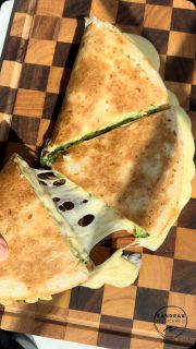 Brokkoli Bacon Ei Wrap
Ich sage dir: richtig geile Geschmackskombi.
Herzhaft lecker mit Frühlingszwiebeln und easy gemacht!
Für eine großen Wrap in meiner 32er Pfanne habe ich 3 Eier genommen (ein 4. schadet nicht)
Magere Schinkenwürfel
Vorgegarten Brokkoli 
Frühlingszwiebel in Ringe
Pfeffer 
Geriebener Gouda
Zum Wenden nehme ich einen Pfannendeckel in 30 cm
Geht super!
Probier es unbedingt aus!
Schnell speichern und Liken ❤️
Unbedingt folgen für mehr leckere Rezepte 😃

#wrap #bacon #einfacherezepte #easyrecipe #foodie