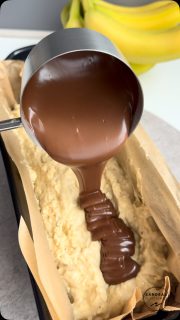 Bananenbrot
Dieses Bananenbrot ist next Level - vielleicht nicht so gesund und kalorienarm, aber ab und an muss man sich ja auch was gönnen!
Ich habe einfach mal eine ordentliche Portion Nutella untergeswirlt - oder wie auch immer man das nenne möchte - Swirl ist ja gerad der Renner.
Du solltest dir diese Rezept unbedingt speichern und ausprobieren - du wirst es lieben!!!
Für eine 30er Kastenform (meine ist die Brilliance-Antihaft-Backform von PC - 👓 schau mal in meinem Onlineshop danach – Link dazu in der BIO) brauchst du:
 
🛒 Zutaten
🥄4 kleine reife Bananen
🥄120 g Joghurt
🥄80 g Erdnussmus
🥄2 Eier (M)
🥄1 kl. Messlöffel Vanille Flavour
🥄1 TL Vanilleextrakt
🥄320 g Weizenmehl 550 od. 405
🥄2 g TL Natron
🥄1 Pk. Backpulver
 
🍫200 g erwärmtes Nutella
 
 
🔥Backofen auf 180 °C Ober-/Unterhitze vorheizen
➡️Bananen zerdrücken
➡️Eier unterrühren, dann das Erdnussmuss und danach den Joghurt
➡️trockenen Zutaten mischen und unter die Eier-Creme rühren (nur solange, bis alles gut gemischt ist)
➡️eine 30er Kastenform mit Backpapier auslegen
➡️Nutella im Wasserbad erwärmen, damit es schön flüssig wird
➡️Teig in die Form geben
➡️Nutella oben drüber geben und mit einem Löffel grob unterrühren (wie bei einem Mamorkuchen)
⏰auf mittlerer Schiene ca. 50-60 Minuten backen (ggf. nach 30 min abdecken mit Backpapier) – Stäbchenprobe machen
 
Viel Spaß 😃beim Nachbacken.
Freue mich immer über ein Feedback 💌 und ein ❤️.
👉🏼Für mehr Rezeptideen folge mir gerne

#einfacherezepte #bananabreadrecipe #bananenbrot #foodie #viralfood