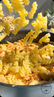Erdnuss Hähnchen 
Schnell gemacht! Lecker & viele Proteine!

Du brauchst für 3 Personen 
600 Hähchenbrudtfilet in Stücke
4-5 Möhren gestiftet 
Etwas Öl zum Braten 
Erdnussmus nach Geschmack (ich nehme schon ordentlich!)
Salz, Pfeffer, Zwiebel- & Knoblauch Pulver nach Geschmack 
1 Flasche Cremafine zum Kochen 7%
2 Große Löffel Nudelwasser 
250 g Nudeln nach Anleitung gekocht 
Cashews als Topping

Probier es aus! Doch Vorsicht! Ist Lecker!

#einfacherezepte #hähnchenbrustfilet #erdnussmus #pfannengericht #foodie