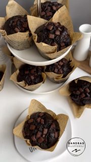 Die schokoladigsten Muffins ever!, Fluffig, saftig und keiner schmeckt es heraus: Sauerteigreste.
Sie helfen dabei, dass es so schön luftig und feucht ist.
Hohe Suchtgefahr!!! Die wohl leckerste Art Sauerteigreste zu verwerten. Falls du keinen Sauerteig hast, nimm einfach die Angaben aus der Klammer dahinter.

Trockene Zutaten (alle in einer großen Schüssel vermischen):
60 g Backkakao
200 g Mehl
200 g brauner Zucker
½ Pk. Backpulver
1 gute Prise Salz
200 g Schokotröpfchen oder Chunks oder gehackte Schoki

Feuchte Zutaten (alle in einer Schüssel vermischen):
215 g Milch
1 Ei
120 g neutrales Öl
120 g Sauerteigrest (oder 60 g Milch + 60 g Mehl, falls du nicht hast)
120 g Joghurt

Topping:
100 g Choco Chunks

Backofen auf 240 Grad Ober-Unterhitze vorheizne
Die feuchten Zutaten mit einem Schneebesen in die trockenen Zutaten rühren, bis alles zu einem glatten Teig geworden ist und keine Mehlklumpen mehr zu sehen sind.
Eine Muffinform mit 12 hohen Papierförmchen aukleiden.
Mit Hilfe eines Eisportionierers oder mit einem Esslöffel die Förmchen ¾ befüllen.
Oben drauf jeweils Choco Chunks verteilen.
5 min bei 240 Grad backen, dann runter auf 180 Grad drehen und weitere 15-20 min backen.
Stäbchenprobe machen, es sollte kein feuchter Teig mehr am Stäbchen kleben.
Im Backofen auf kleinem Spalt geöffnet ca. 30 min auskühlen lassen (du kannst sie auch sofort rausnehmen, aber besser ist immer sie langsam abkühlen zu lassen).

#sourdoughdiscard #sourdough #muffin #chocomuffin #schokomuffins