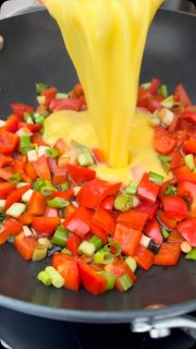 Vegetarische Mie Nudel Wokpfanne mit Paprika & Ei
Als Sauce Sweet Chili & Sojasoße 
Schnell gemacht und richtig lecker!
Fix speichern 💾 und unbedingt ausprobieren!
🛒Für 3 Personen habe ich folgendes genommen 
250 g Mie Nudeln (in heißem Wasser gegart & abgegossen)
2 Rote Paprika in Stückchen 
1 Bund Frühlingszwiebeln in Röllchen 
➡️ in etwas Öl anbraten 
1 ordentlicher Schuss Sojasauce 
➡️ dazu
6 Eier verquirlt 
➡️dazu und solange rühren, bis das Ei gestockt ist 
➡️Mie Nudeln dazu
➡️Sweet Chili Sauce & Sojasauce nach Geschmack dazu und alles gut vermengen 
➡️am Ende optional mit geröstetem Sesam bestreuen 

Schmeckt auch kalt gut!

#einfacherezepte #foodie #schnellerezepte #mienudeln 

Salz & Pfeffer