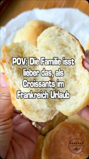 Sauerteig Brioche 
Komplett per Hand geknetet 🥵 so 30 Minuten. Keine Sorge, die Beschreibung erklärt es mit Knetmaschine.
Aber hier in dem Ferienhaus gibt’s da nix adäquates. Erspart das Fitnessstudio sag ich euch.
Mein Sauerteig geht hier auch gut ab 😄.
Übrigens machen diese Brioche hier das Rennen vor den Croissants 😜

400 gWeizenmehl Type 550
2 Eier
120 g Milch
100 g aktiver Sauerteig
30 g Zucker
9 g Salz
125 g weiche Butter (erst am Ende unterkneten)

➡️Ei, Milch & 100g aktiver Sauerteig in der Schüssel verquirlen
➡️Mehl, Zucker zugeben und für 3 Minuten auf langsamer, dann 10 Minuten auf mittlerer Stufe kneten
➡️Salz zugeben und dann nach und nach die Butter in Stücken zum Teig geben und kneten bis sie vollständig aufgenommen ist ca. 15 min

➡️Den Teig abdecken und bei Raumtemperatur im Volumen mindestens verdoppeln lassen (ca. 6 Std. Dabei nach 30,60, 90 min Dehnen & Falten)
➡️Teig in 12 gleich große Stück teilen und diese jeweils rund schleifen
➡️In eine gefettete oder mit Backpapier ausgelegte Formen setzen.
➡️noch mal 90-120 min gehen lassen 
🔥Ofen 30 min vorheizen auf 220 Grad O/U-Hitze
➡️wer mag kann die Teiglinge mit Ei-Milch-Gemisch bestreichen-hab ich mir geschenkt 
➡️in den Ofen schieben-unterer Schiene und Hitze auf 180 Grad reduzieren 
⏰ca. 40-45 Minuten backen, bis sie anfangen braun zu werden 
➡️Herausnehmen und mit Butter bestreichen 
➡️abkühlen lassen 

Sie sind soooo fluffig geworden! Echt Hammer!
Waren ratzifatzi aufgegessen. So frisch schmecken sie auch einfach am besten.

Viel Spaß beim Nachbacken.
Folge gerne für mehr Rezepte aus dem realen Leben!
Keine KI - kein Fake 🥸! Hier wird noch mit Liebe gebacken.

#brioches #sauerteigbrioche #foodie #handmade #sourdough