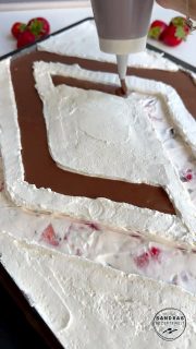 Renault Store Neueröffnung im Juli
Dafür hab ich diesen Kuchen gemacht.
Der Boden ist ein Famta Kuchen 
Dann kommt meine allseits beliebte Schokokuss-Quark-Creme aber mit frischen Erdbeeren gepimpt.
Um die Renault Raute zu gestalten, habe ich Sahne genommen und die freigelassenen Bahne mit einer Schoko Ganache gefüllt.
Der Kuchen war ratzifatzi vergriffen!!!
Gebacken habe ich den Fantakuchen auf dem großen Ofenzauberer PLUS. Das geht mega - ganz ohne Backpapier und der Boden löst sich super von der Stoneware.
Das waren meine Zutaten:
Zutaten

📝Teig Fanta Kuchen 
🥄5 Eier
🥄180 g Zucker
🥄1 TL Vanilleextrakt 
🥄130 g Öl
🥄175 g Orangenlimonade (Zero)
🥄400 g Mehl
🥄1 Pk. Backpulver
➡️Eier mit Zucker & Vanille schaumig rühren.
➡️Öl & Limo kurz einrühren
➡️Mehl & Backpulver mischen & unterrühren
➡️Teig auf dem leicht gefetteten & bemehlten Ofenzauberer verstreichen.
🔥Vorgeheizter Backofen 180°C O/U-Hitze 
⏰untersten Schiene auf einem Gitter ca. 25-30 min. backen, bis er braun wird 
➡️auf dem Ofenzauberer (auf einem Gitter)auskühlen lassen 
📝Schokokuss Creme
🥄12 Schokoküsse
🥄1 Kg Magerquark 
🥄2 Flaschen Cremafine zum Schlagen (oder 2 Becher Sahne) steif geschlagen mit
🥄4 TL San Apart (oder 2 Pk. Sahnesteif)
🥄1 Schuss Zitronensaft (Saft 1/2 Zitrone)
🥄400-500 g frische Erdbeerstücke
➡️zu einer Creme verrühren
➡️Backrahmen auf den Boden setzen und Creme einfüllen & verstreichen 
📝Für das Renault Zeichen 
🥄1,5 Flaschen Cremafine aufgeschlagen mit 
🥄4 TL San Apart
➡️mit einem Spritzbeutel aufgetragen 
➡️mit einem kleinen Streicher die Flächen glatt gezogen 
➡️kalt stellen, bis die Ganache fertig ist
📝für die Ganache
🥄200 g Zartbitter Schoki in
🥄100 g Sahne 
➡️bei kleiner Hitze im Topf geschmolzen 
➡️Dann abkühlen lassen, bis die Masse anfängt zäher zu werden (sie sollte noch so flüssig sein, dass sie gut verläuft in den Bahnen)
🥶Alles kalt stellen für mindestens 2 Stunden
