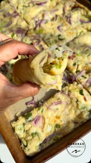 Elsässer Ofenpfannkuchen
5 min Arbeit – 100% Geschmack
Genau das richtige Essen an den letzten warmen Tagen, denn es liegt nicht so schwer im Magen, macht aber dennoch satt
Der Belag ist übrigens total flexibel!
Ich hatte für die Elsässer-Variante
🥄3-4 Lauchzwiebeln in Röllchen und
🥄1 Rote Zwiebel in feinen Halbmonden plus
🥄50 g magere Schinkewürfel und etwas
🥄Reibekäse Light on Top nach Geschmack 
 
Dann bei im vorgeheizten 🔥Backofen 200 Grad O/U-Hitze ⏰30-35 min backen, bis der Ofenpfannkuchen anfängt braun zu werden.
Gebacken habe ich das ganze komplett ohne Backpapier auf meiner geliebten Stoneware (Umweltfreundlich, da kein Müll erzeugt wird und kein Spüli nötig ist)
Wenn du mehr darüber erfahren möchtest, kommentiere mit JAMES oder schau direkt in meinem Onlineshop von Pampered Chef ® bei der Stoneware unter Großer Ofenzauberer Plus (Link in der BIO).
 
📝Ach ja – für den Teig brauchst du nur
🥄5 Eier
🥄450 g Milch
🥄200 g Mehl
🥄Salz, Pfeffer & Salatkräuter oder Kräuter deiner Wahl
➡️Ich habe zuerst Milch und Eier verrührt und dann ➡️nach und nach das Mehl untergehoben, bis ein glatter, flüssiger Teig entstanden ist
➡️Das darf dann 10 min nachdicken.
➡️In der Zeit kann man super das Gemüse schneiden und den Ofen vorheizen
 
Viel Spaß beim Nachbacken 😃
Was wäre dein Lieblingsbelag?🤗

#ofenpfannkuchen #ofenzauberer #einfacherezepte #foodie #familienrezepte