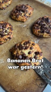 Kannst du auch kein Bananen Brot mehr sehen?
Dann probiere unbedingt diese Cookies!
Super soft, vegan, glutenfrei und mega lecker.
Du brauchst nur Tahini, Mandelmehl & Vanille Proteinpulver (das kann auch durch Mandelmehl ersetzt werden),1-2 Reife Bananen (je nach Größe), Schokodrops 
Für zuckerfreie Schokodrops empfehle ich die von nosugarsugar.de - Code: KOCHBLOG10 )
Die Mengen sind im Reel
180 Grad
20-25 min oder wenn sie dir braun genug sind
Menge ergibt 6 Cookies bei einem mittelgroßen Eisportionierer.
Viel Spaß beim Nachbacken!
Ich habe sie ohne Backpapier auf meiner Stoneware gebacken. Klappt mega!
#einfacherezepte #cookies #bananabread #bananenbrot #proteinsnack