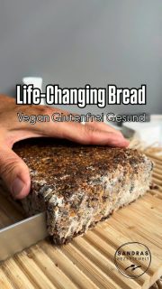Werbung| Life-Changing Bread
oder auch als Wunderbrot bezeichnet.
Ein  Brot bestehend aus Körnern, Nüssen, Wasser - richtig Gesund!

➡️Hoher Ballaststoffgehalt, 
➡️wertvolle Omega-3-Fettsäuren, 
➡️pflanzliches Eiweiß, 
➡️Magnesium, Zink, Vitamin E, 
➡️keine Heißhungerattacken, da kein Mehl verwendet wird.

Für die Bindung sorgen die Flohsamenschalen
Es ist super lecker und mal eine willkommene Abwechslung zu Sauerteig- und Hefebroten.
Speicher es dir unbedingt ab und probiere es aus!
Ich habe es im Holzbackrahmen von @baximholz gemacht (Rabatt mit sandra10) - 25x15x9
Wenn du das Brot höher möchtest, nimm die doppelte Menge oder eine kleinere Form (dann braucht es wahrscheinlich länger beim Backen).
Du kannst auch eine Kastenform nehmen und mit Backpapier auslegen.
 
🥄100 g Sonnenblumenkerne
🥄130 g Haferflocken zart
🥄50 g Leinsamen geschrotet
🥄50 g gerösteter Sesam
🥄20 g Chiasamen
🥄20 g Hanfsamen
🥄70 g gehackte Cashewkerne (oder Mandeln/Nüsse deiner Wahl)
🥄50 g Kürbiskerne
🥄20 g Flohsamenschalen
🥄7 g Salz
🥄450 g Wasser heiß
🥄10 g Dattelsirup (oder Ahornsirup/Zucker/Honig/…)
🥄70 g Cashewmus (oder anderes ungesüsstes Nusmus)
 
➡️ Alle Zutaten sehr gut vermischen bis eine kompakte, feste, klebrigen Masse entsteht.
➡️ Den Holzkasten ölen und mit Reismehl bemehlen und auf ein mit Backpapier ausgelegtes Blech setzen (Alternativ:Eine kleine Kastenform (ca. 20-22 cm) mit Backpapier auslegen.)
➡️ Teig in die Form geben und gut festdrücken.
➡️ Form abdecken, z.B. mit einem Geschirrtuch,
⏰1-3 Stunden ruhen bzw. quellen lassen.
➡️ Backofen auf 190 Grad Ober- und Unterhitze vorheizen.
⏰ Das Brot 30 Minuten backen,
➡️dann vorsichtig aus der Form lösen/stürzen
⏰ohne Form auf dem Blech nochmal weitere 30-40 Minuten fertig backen.
➡️Vor dem Anschneiden komplett abkühlen lassen.

#vollkorn #brot #einfacherezepte #gesundesbrot #baximholz