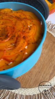 Kartoffel-Kürbis-Hack-Torte
Diese Kürbis-Zeit muss man einfach nutzen. Ich habe mal wieder ein wenig experimentiert.
Den Klassiker – Pellkartoffeln als Quiche-Grundlage kennt ja (fast) jeder.
Ist easy zu machen und immer sehr lecker.
Die Kombi Kürbis-Feta ist auch beliebt, besonders mit einem fruchtigen Touch, wie Birne oder Feige.
Es ist dieses Mal die Feige geworden, denn die gibt es aktuell wieder überall zu kaufen.
Jetzt wollte ich aber noch etwas Hack dazu haben. Ich habe es angebraten und so in die Torte gegeben,
aber beim nächsten Mal kommt auf jeden Fall eine Packung Kräuterfrischkäse dazu. So krümelt das Hack doch sehr aus der Torte heraus.
Da fehlte so ein Bindemittel und das ist der Frischkäse auf jeden Fall die richtige Lösung.
Dennoch wollte ich euch meinen ersten Versuch nicht vorenthalten und wer weiß, vielleicht hat ja jemand von Euch noch eine tolle Idee, wie man es verfeinern kann.
Ich bin für kreative Vorschläge immer zu haben.
 
Für meine 23er Springform habe ich folgendes genommen:
🥣 Boden & Rand
🥄800g Kartoffeln
🥄Salz & Pfeffer
 
🥣 Hack Schicht
🥄500 Rinderhack
🥄Salz & Pfeffer nach Geschmack
🥄1 TL Zwiebelpulver (od. 1 kl. Fein gewürfelte Zwiebel)
🥄1/2 TL Knoblauchpulver
🥄etwas Öl
🥄1 Pk. Kräuterfrischkäse ca. 200 g
 
🥣 Karamellisierte Zwiebeln
🥄3 rote Zwiebeln in feine Scheiben gehobelt
🥄Etwas Öl
🥄1 EL brauner Zucker
 
🥣 Käse Schicht
🥄200 g Feta
 
🥣 Topping
🥄1 kl. Hokkaido in feine Halbmonde geschnitten
🥄Etwas Avocado Topping
🥄Etwas brauner Zucker
 
🥣 Nach dem Backen
🥄1-2 frische Feigen

🔥 200° Ober/Unterhitze im Backofen
⏰ ca. 20-30 min garen, bis der Kürbis leicht braun wird oder die persönlich gewünschte Bräune erreicht ist

Kommentiere mit Kürbis 🎃 und ich schicke dir die komplette Anleitung.

Viel Spaß beim Nachbacken!

#kürbis #quiche #foodie #auflauf #familienessen