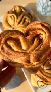 Zimt-Herzen
Wer will schon immer Zimt-Schnecken? Ein Herz ist doch viel schöner. Aber ganz egal, wie sie aussehen - lecker sind sie in allen Formen.
 
🛒Ich habe für 12 große Herzen folgendes verwendet:
(Für eine detailierte Anleitung kommentiere mit „Herz“)
 
🥣Zimt-Butter-Füllung:
🥄120 g sehr weiche Butter
🥄120 g brauner Zucker
🥄1 leicht gehäufter EL Zimt
➡️ zu einem Aufstrich verrühren
 
🥣Hefeteig
🥄500 g Weizenmehl Typ 550
🥄250 g Milch
🥄1 Ei
🥄70 g sehr sehr weiche oder lauwarme,flüssige Butter
🥄60 g Zucker
🥄1 gute Prise Salz
🥄10 g Hefe
 
🔥 Backofen auf 180° Ober-/Unterhitze vorheizen
⏰ ca. 20-25 min backen, bis die Herzen braun sind
 
Gebacken habe ich die Herzen auf meiner Stoneware. Da brauche ich kein Backpapier und die Herzen werden einfach mega.
Die erste Fuhre war auf dem Runden Stein und die 2. auf dem Zauberstein - findest du beides in meinem Onlineshop - Link in der BIO - oder schreib mir gerne für mehr Infos
Es gibt da gerade ein tolles Angebot noch bis zum 15.10.
 
Und welches Team bist du? Team Herz oder Team Schnecke oder Team HauptsacheLecker
 
Du findes das Rezept auch auf meiner Homepage#foodie (Link in der BIO)

#cinnamon #zimt #zimtherzen #einfacherezepte