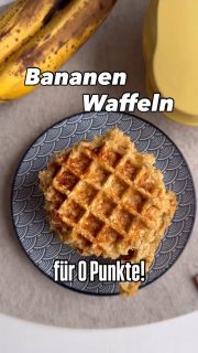 Waffeln mit 0 Punkten ist möglich 💪🏼
Ich habe mir heute morgen zum Frühstück diese leckeren Waffeln gemacht.
Eigentlich war es ein Experiment, wo ich gar nicht geglaubt habe, dass es funktioniert. In Anlehnung an meine 0 Punkte Haferflocken Kugeln, dachte ich mir, müsste sowas auch als Waffel gehen.

Ich habe 
eine große, reife Banane 🍌 mit einer Gabel 🍴 zerdrückt. Dazu habe ich 
1 Ei 🥚 und 
70 g Magerquark gegeben und gut mit dem Bananenmus verrührt.
Dann noch 
100 g Haferflocken und 
1 Messlöffel Vanille Flavor (von esn)  für die Süße und
1 TL Backpulver untergerührt.
Ich habe ein Mini- Waffeleisen, das habe ich ganz wenig gefettet und dann immer einen Esslöffel von der Haferflocken-Masse hineingegeben.
Da diese Minieisen keinen Regler haben, muss man ein bisschen aufpassen.
Vorsichtig mal zwischendurch nachschauen, aber wirklich vorsichtig, denn durch die Konsistenz neigen die Waffeln dazu, sich zu spalten, dass ein Teil oben klebt und einer unten. Darum braucht man auch minimal Fett zum Backen.
Ich habe sie lauwarm gegessen, aber natürlich nicht alle.
Ein paar gibt es am Nachmittag.
Ob du die künstliche Süße (ich brauche es süß!) dazu gibst, bleibt natürlich dir überlassen. Wenn die Banane so RICHTIG reif ist, würde ich nur etwas Vanille Extrakt an Stelle nehmen.

Jetzt wünsche ich viel Spaß beim Nachbacken 😁

#einfacherezepte #easyrecipes #waffeln #ww #wwsmartpoints