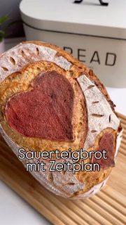 Wenn du aktiven Sauerteig hast und morgens mit dem Brot anfängst, kannst du es am Abend backen.
Am Abend vorher den Sauerteig füttern, am Tag selber morgens den Teig herstellen und am Nachmittag ein paar Stunden in den Kühlschrank und am Abend backen. 
⏰ Sauerteig (am Abend vorher ca. 22 Uhr) ⏰:
🥄 10 g Anstellgut
🥄 100 g Wasser
🥄 100 g Mehl (ich Weizen Typ 550)
➡️ Anstellgut mit Wasser aufschlämmen, Mehl dazu rühren, Deckel aufs Glas, bei Zimmertemperatur gehen lassen

⏰ Autolyseteig (bei mir ca. 8 Uhr ⏰:
🥄 200 g Emmermehl
🥄 200 g Weizenmehl Typ 550
🥄 270 g Wasser
➡️ Grob zu einem Teig verkneten bis keine Mehlnester zu sehen sind - 30-60 min das Glutengerüst entwickeln lassen
 
⏰ Hauptteig ca. 9 Uhr ⏰:
🥄 Autolyseteig
🥄 100 g aktiver Sauerzeig
🥄 10 g Honig
🥄 10 g Salz
➡️ Alles zusammen gut auskneten, bis der Teig schön elastisch ist (Fenstertest).
➡️ Umfüllen in eine Teigwanne od. Schüssel mit Deckel.
➡️ 2 h Ruhe mit Dehnen & Falten bei, 30,60,90,120 min
 
⏰ Bei mir ca. 11:30 Uhr ⏰:
➡️ 2-4 h Ruhe, bis der Teig im Volumen doppelt aufgegangen ist, er schön wobbelt und Blasen zeigt.
 
⏰ Bei mir ca. 15:30 Uhr ⏰:
➡️ Auf eine Arbeitsfläche geben, mit einer Teigkarte rund vorformen, Spannung aufbauen.
➡️ 30 min Ruhe
➡️ Oberfläche bemehlen, mit der Teigkarte auf die bemehlte Fläche flippen.
➡️ Zu einem Laib falten und rund:oval wirken.
➡️ In ein bemehltes Gärkörbchen legen mit Verschluss nach oben.
➡️ Haube drauf & in den Kühlschrank.

⏰ Bei mir ca. 20 Uhr ⏰:
🔥 gusseisernen Topf mindestens 45 min bei 250 Grad Ober-Unterhitze aufheizen.
➡️ Teig aus dem Kühlschrank auf Backpapier stürzen und einschneiden.
➡️ Das Brot in den Topf setzen, sofort den Deckel draufgeben.
➡️ Nach 5 Minuten Hauptschnitt noch mal nachschneiden & ca. 4 Eiswürfel seitlich unter‘s Backpapier legen.
➡️ Deckel sofort wieder draufsetzen.
➡️ Weitere 15 Minuten bei 250 Grad ,
➡️ runter auf 200 Grad für 20 min,
➡️ dann Deckel ab & weitere 5-10 Minuten für die gewünschte Bräune.
Man kann das Brot auch komplett ohne Topf nachbräunen - mach, wie du magst.
➡️ Auf einem Gitter auskühlen lassen (mind. 1 Std.
Vor Anschnitt)

#sauerteigbrot #sourdoghbread #brot #sauerteig