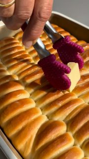 Lust auf Frühstücken?
Super fluffige Milchrollen sind dafür genau richtig!
🛒Für 12 Stück brauchst du
🥄500 g Mehl
🥄250 g Milch
🥄60 g Zucker
🥄10 g Mehl 
🥄1 Ei
🥄50 g Butter sehr,sehr,weich
🥄4 g Salz
➡️Alles bis auf Butter & Salz ca. 4 min kneten 
➡️Dann nach & nach Butter & Salz dazu kneten (6-8 min)
➡️In einer Schüssel mit Deckel 2-4 Stunden gehen lassen 
➡️in 12 Stücke teilen
➡️ausrollen und aufrollen wie im Reel gezeigt 
➡️in die rechteckige Ofenhexe setzen 
➡️Deckel drauf und 60 min gehen lassen 
➡️mit Sahne bestreichen 
➡️in den kalten Backofen, unterste Schiene, auf ein Gitter setzen 
🔥180 Grad O/U-Hitze ⏰ca. 20 min mit Deckel, 
⏰dann 10 min ohne Deckel bis gewünschte Bräune erreicht ist)
➡️können in der Form auskühlen oder noch warm essen

Sooooo fluffig 
Wenn du weniger Gehzeit möchtest, nimm mehr Hefe.
Du brauchst eine Ofenhexe??? Schreib mir einfach eine DM.📨

Speichern 💾 und ❤️ nicht vergessen 😁
Viel Spaß beim Nachbacken 

#hefe #milchbrötchen #easyrecipes #einfacherezepte #frühstück