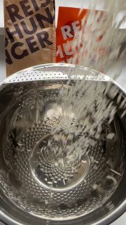 Keine Zeit Blech - Indian Curry Butter Chicken Style
wenn’s mal wieder unkomplizert sein soll. Ich liebe diese Bleche (meines ist ja aus 100% weißem Ton - der Große Ofenzauberer PLUS - auch „James“ genannt)
 Den Reis & das Indisn Curry bestelle ich bei Reishunger (Code: REISBLOG).

🛒 Zutaten 4 Portionen
🥣 Sauce
🥄1 Dose Kokosmilch (light) 400 ml
🥄400 ml Wasser (Dose einfach ausspülen)
🥄2 Pk. a 50 g Indian Curry Butter Chicken Paste (von Reishunger ) alternativ gelbe Currypaste (schmeckt aber schon anders)
🥄2 TL brauner Zucker
🥄1 TL Gemüsebrühepulver
🥄1 TL Salz
 
🥣 Gemüse alles grob kleinschneiden
🥄1 Brokkoli
🥄je 1 rote,grüne,rote Paprika
🥄1 Bd. Lauchzwiebeln
🥄200 g Basmatireis (gewaschen - z.B. Reishunger)
 
🥣 Hähnchen mariniert
🥄400 g Hähncheninnefilets
🥄1 guten Schuss Öl
🥄2 TL Paprikapulver
🥄2 TL Currypulver
🥄1 TL Kurkuma
 
 
🥣 Zubereitung
🔥Backofen auf 200 Grad O/U-Hitze vorheizen
➡️Vermenge die Zutaten für die Sauce
➡️Schüttel alle Zutaten für das Hähchen inkl. Hähnchen in einer Schüssel mit Deckel kurz durch
➡️Wasche den Reis kurz ab und lass ihn abtropfen
➡️Gib den Reis auf das Blech/den James und verteile ihn
➡️Gib das Gemüse darauf
➡️Verteile die Kokos-Soße darüber und vermische alles kurz durch
➡️Nun die Hähncheninnenfilets oben drauf legen.
 
⏰nach ca. 30-40 min sollte der Reis gut sein (einfach mal testen)
 
📨 Für mehr Infos zum James schreibe mir gerne
oder
👓 schaue in meinem Onlineshop nach – Link dazu in der BIO

#feierabendblech #ofenzauberer #james #einfacherezepte #easyrecipes