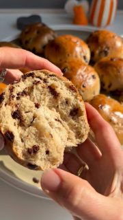 Schokobrötchen mit Lievito Madre
Diese Schokobrötchen benötigen etwas Zeit und man fängt schon gegen Nachmittag des Vortages an
(sollte dein Lievit Madre schon länger im Kühlschrank stehen, solltest du vorher 2-3x auffrische, bis er wieder in 3-4 h sein Volumen verdopptelt). Du kannst deinen Sauerteig auch umzüchten zu einem Lievito Madre in knapp 2 Tagen. Wie? Kommentiere mit Umzüchten, dann schicke ich dir den Link.
Aber die Geduld wird am Ende mit wunderbar, aromatischen und superfluffigen Schokobrötchen belohnt.
 
🥣 Am Nachmittag Lievito Madre auffrischen (ca. 14/15 Uhr)
🥄80 g Lievito Madre
🥄25 g Wasser laufwarm
🥄50 g Weizenmehl Typ 550
⏰ca. 3-4 Std. gehen lassen
 
🥣 Teig (ca. 18/19 Uhr)
🥄Lievito Madre von oben
🥄100 g Wasser laufwarm
🥄100 g Milch laufwarm
🥄500 g Weizenmehl Typ 550
🥄1 Ei
🥄40 g Zucker
🥄50 g sehr weiche Butter
🥄4 g Salz
🥄150 g Schokotröpfchen od. Chunks
➡️Alles bis auf die Butter, das Salz & die Schoki zu einem Teig verkneten (ca. 4-5 min)
➡️dann nach & nach die Butter dazu kneten & das Salz (ca. 6 min)
➡️dann noch ganz kurz die Schoki unterkneten
⏰10-12 abgedeckt gehen lassen bei ca. 27 Grad oder über Nacht im Keller (ca. 14 Grad)
 
🥣 Brötchen am nächsten Morgen (ca. 8 Uhr)
➡️12 gleichschwere Teigstücke aus dem Teig machen
➡️jedes Stück rundwirken und auf ein Blech/Stoneware (ich die White Lady) setzen
⏰abgedeckt 60-120 min gehen lassen (sollten sich vergrößert haben)
🔥Ofen auf 180° O/U-Hitze vorheizen
➡Blech auf mittlere Schiene / Stoneware auf einem Gitter unterste Schiene einschieben
⏰ca. 20 min backen, bis sie schön braun sind
 
📨 Für mehr Infos zur White Lady oder der Stoneware generell schreibe mir gerne
oder
👓 schaue in meinem Onlineshop nach – Link dazu in der BIO

#lievitomadre #schokobrötchen #milchbrötchen #backen #sauerteig