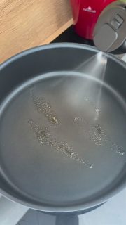 Cremigstes Parmesan Hähnchen aller Zeiten!
In 15 Minuten auf dem Tisch!
Während die Nudeln kochen brätst du das Gemüse & Hähnchen an
Dann noch der Käse dazu und das Ganze mit Nudelwasser in die gewünschte Konsistenz bringen 
Nudeln unterheben, frischen Basilikum dazu
Fertig!

🛒 Zutaten für 3 Portionen
🥄 250 g Nudeln nach Anleitung kochen
🥄 1 große Zucchini geraspelt 
🥄 1 rote Zwiebel gewürfelt 
🥄 etwas Öl zum Anbraten 
🥄 400 g Hähnchengeschnetzeltes
🥄 1 TL Paprikapulver edelsüß 
🥄 Salz & Pfeffer 
🥄 1 Pk. Kräuterfrischkäse light 
🥄 2-3 große EL Nudelwasser (oder bis gewünschte Soßenkonsistenz erreicht ist)
🥄 150 g fein geriebener Parmesan

🤤🤤🤤 Richtig lecker!
📨 Schicke diese Idee unbedingt an einen Nudelfan!