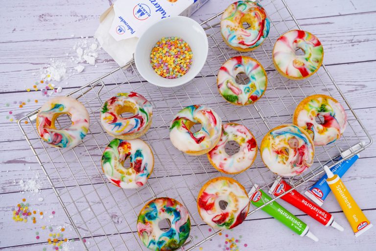 Bunte Zitronen-Donuts