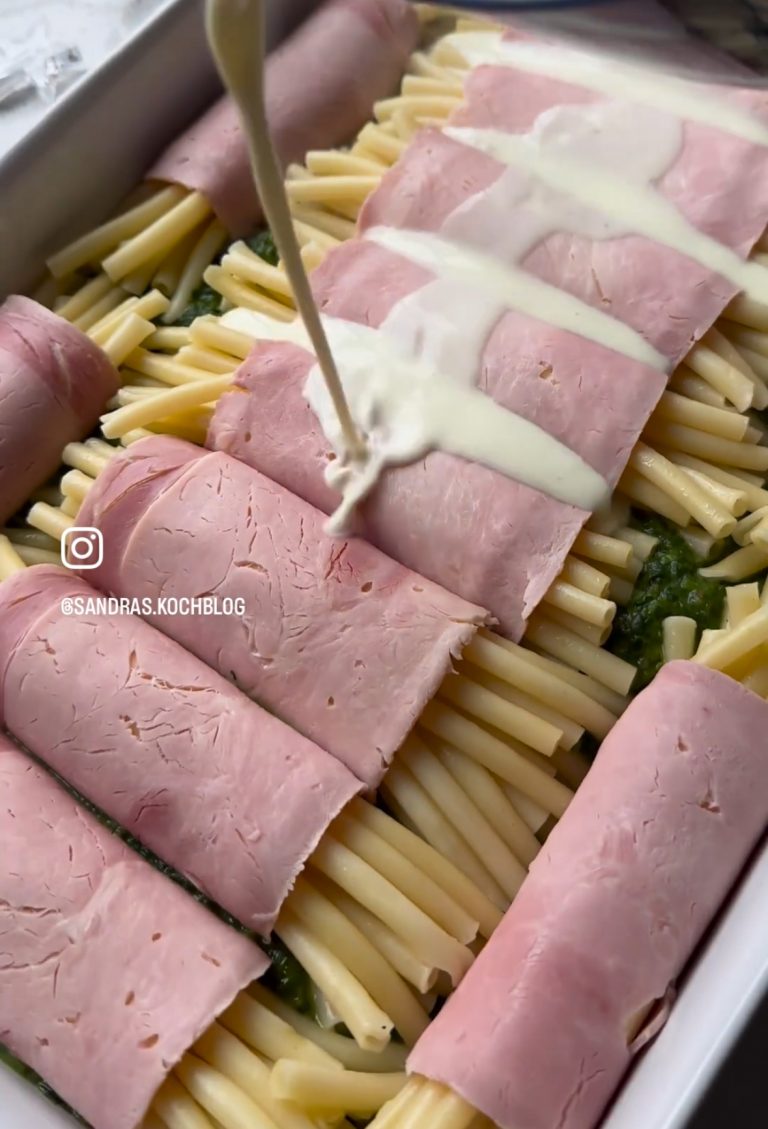 Schinken-Nudel-Röllchen auf Spinat