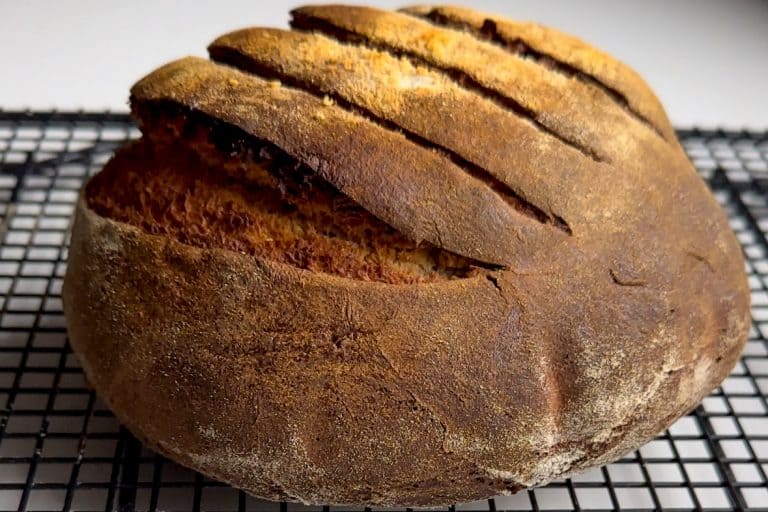 Rustikales Bauernbrot mit Sauerteig